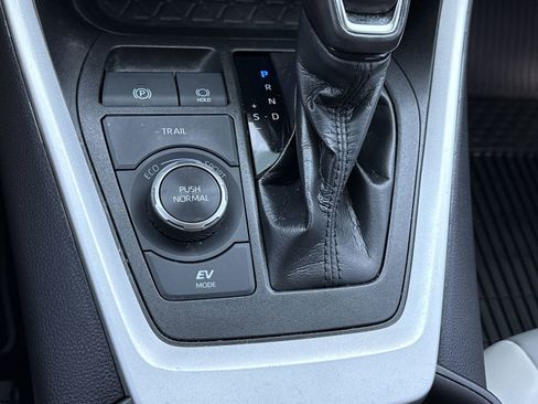 Used 2022 Toyota RAV4 XLE Premium image 26