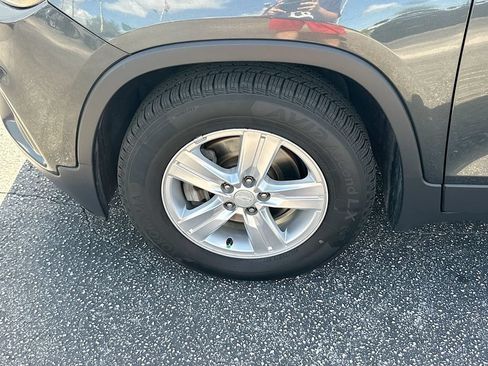 Used 2018 Chevrolet Trax LT w/ LT Convenience Package FWD image 28