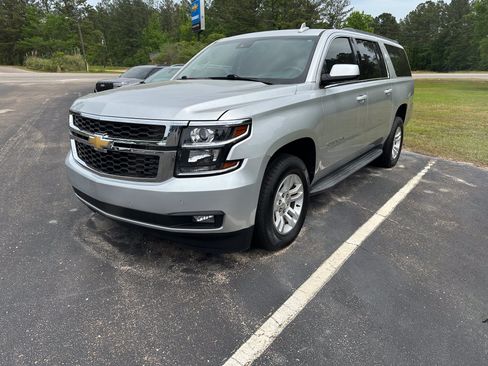Used 2019 Chevrolet Suburban LT RWD image 2