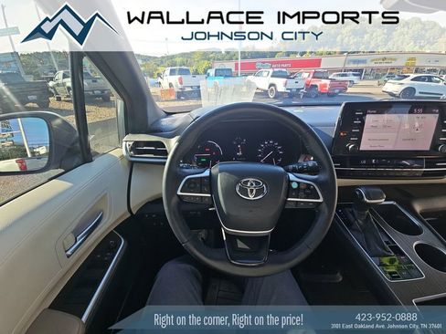 Used 2021 Toyota Sienna XLE image 17