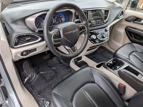 Used 2024 Chrysler Pacifica Touring-L image 14