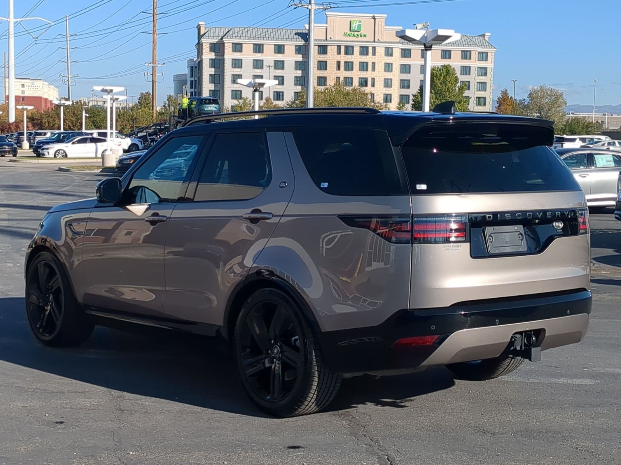 Used 2022 Land Rover Discovery HSE R-Dynamic AWD/4WD image 4