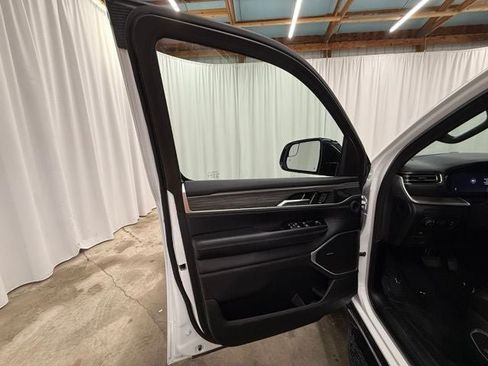 Used 2023 Jeep Wagoneer Series III w/ Preferred Equipment Group AWD/4WD image 15