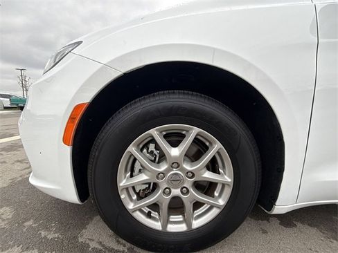Used 2024 Chrysler Pacifica Touring-L image 10