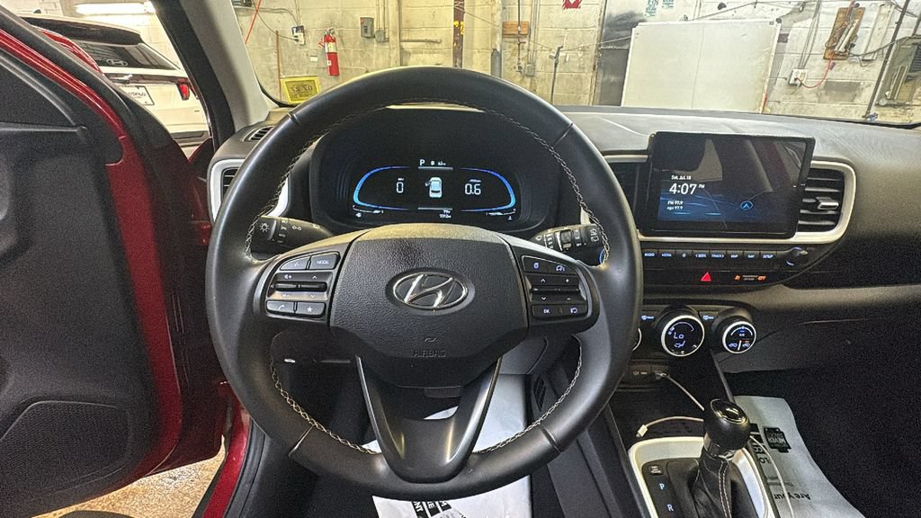 Used 2025 Hyundai Venue Limited FWD image 14