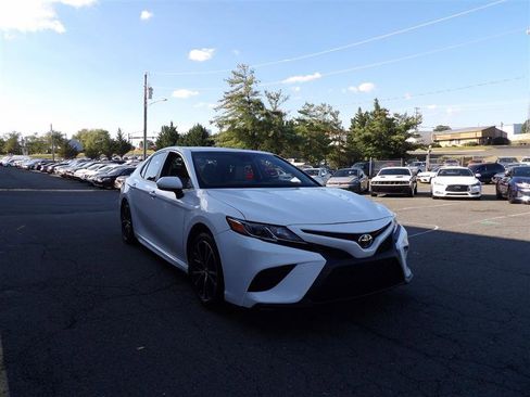 Used 2018 Toyota Camry SE image 2
