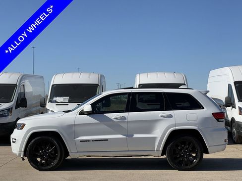 Used 2019 Jeep Grand Cherokee Altitude image 3