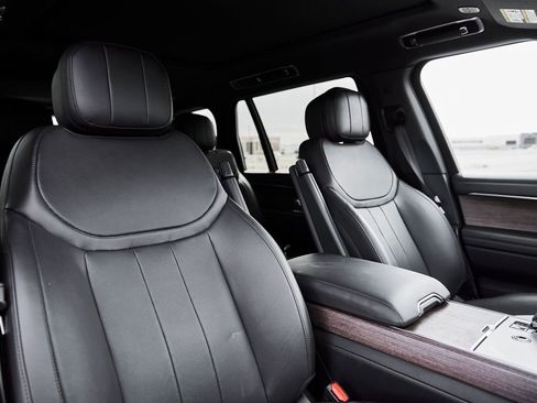 Used 2025 Land Rover Range Rover Long Wheelbase SE image 36