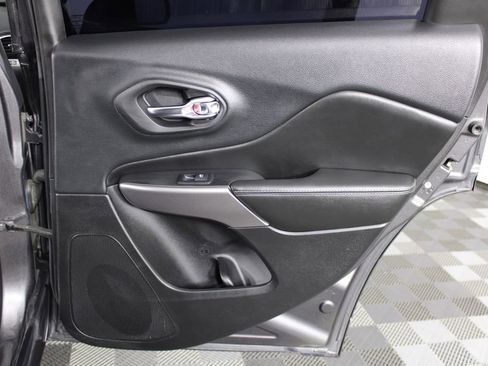 Used 2019 Jeep Cherokee Limited image 32