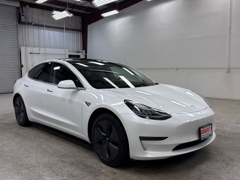 Used 2020 Tesla Model 3 Standard Range Plus image 32