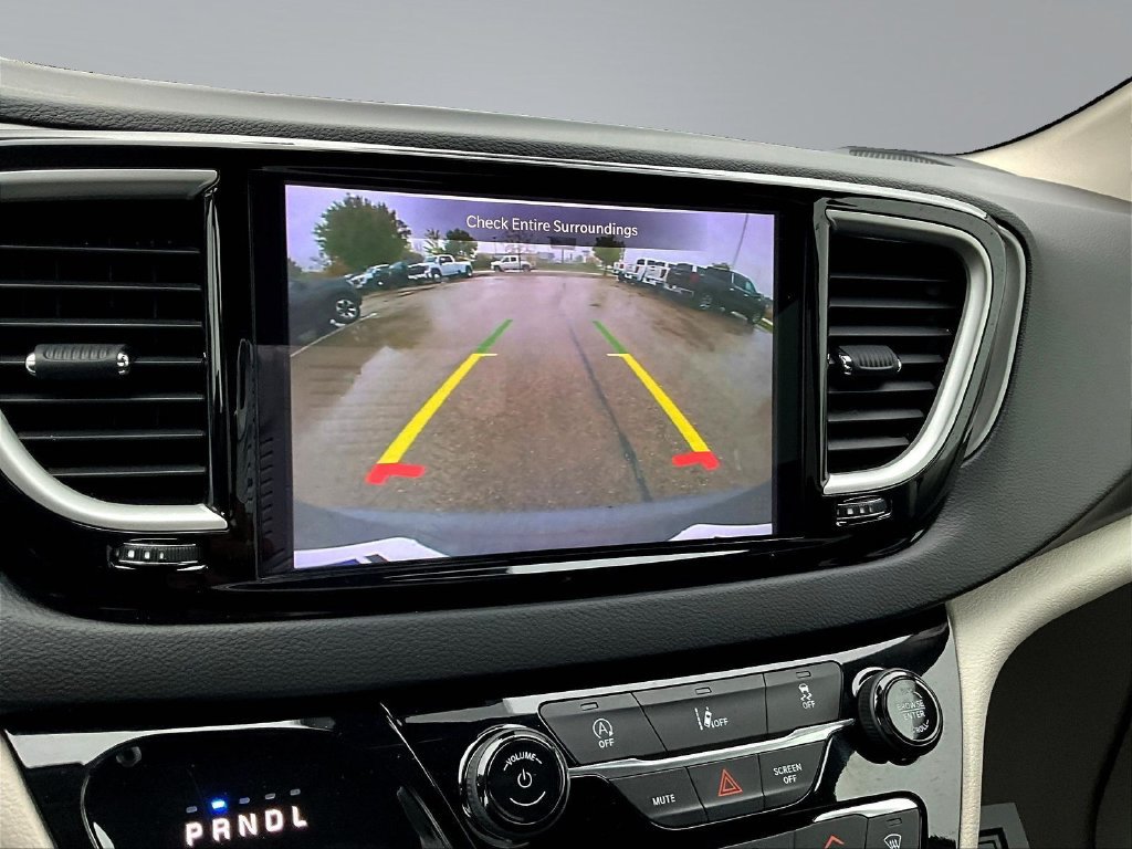 Used 2022 Chrysler Pacifica Touring-L FWD image 16