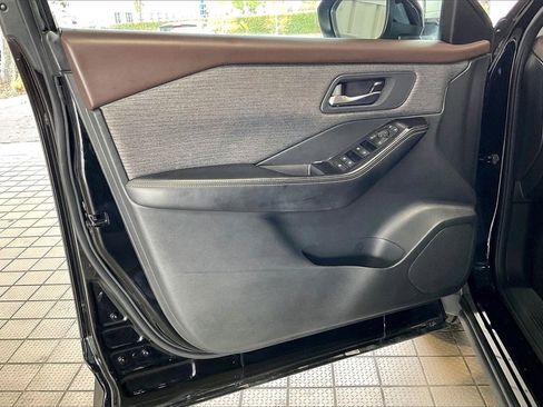 Used 2023 Nissan Rogue SV image 2