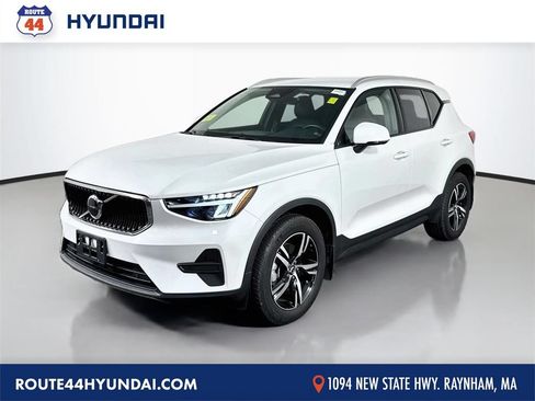 Used 2023 Volvo XC40 B5 Core w/ Convenience Package AWD/4WD image 1