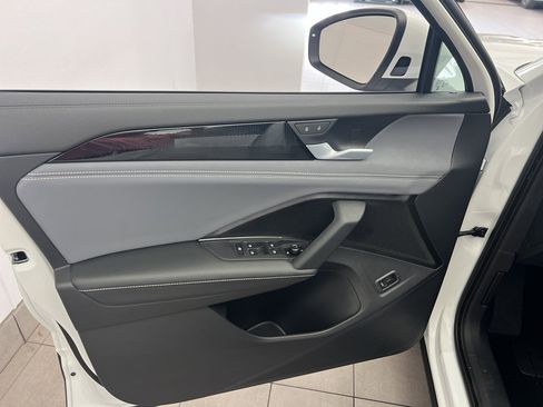 New 2025 Volkswagen Tiguan SE image 11