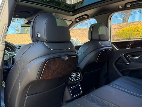 Used 2018 Bentley Bentayga image 25