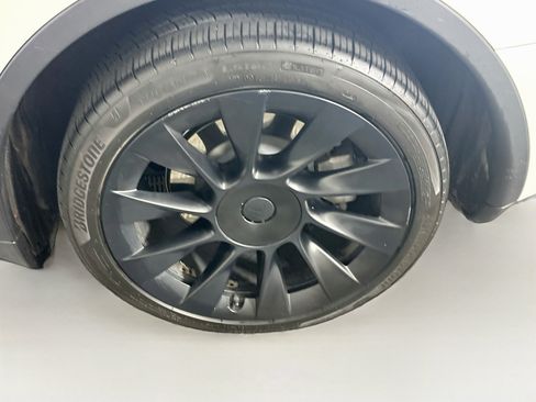Used 2022 Tesla Model Y Long Range AWD/4WD image 11