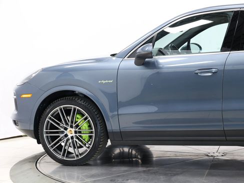 Used 2019 Porsche Cayenne E-Hybrid Sport Utility 4D image 7