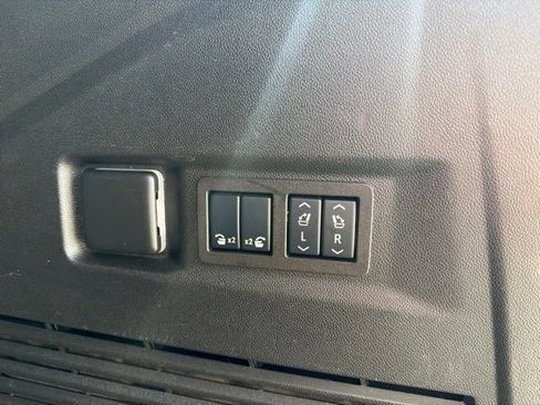 Used 2024 Chevrolet Tahoe Premier AWD/4WD image 17
