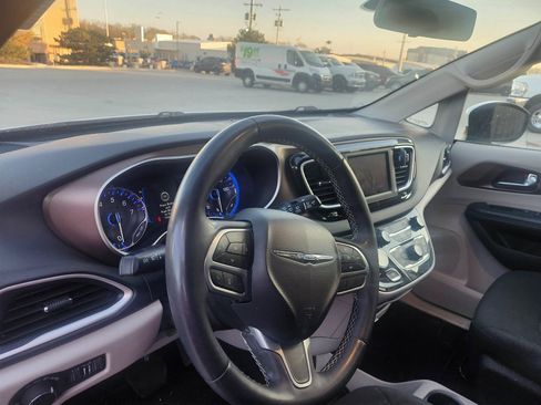 Used 2022 Chrysler Voyager LX image 17