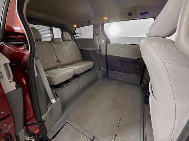 Used 2016 Toyota Sienna XLE w/ XLE Navigation Package FWD image 27