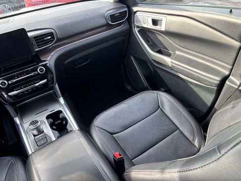 Used 2023 Ford Explorer Limited image 16
