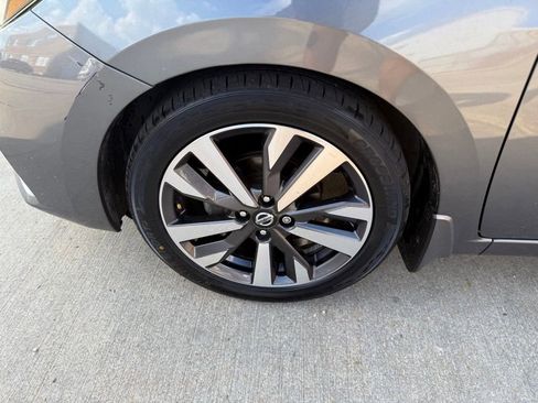 Used 2020 Nissan Versa SR w/ Convenience Package FWD image 12