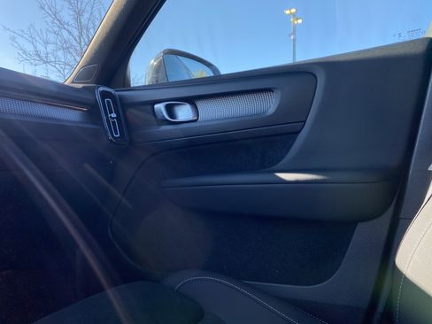 Used 2025 Volvo XC40 B5 Plus image 27