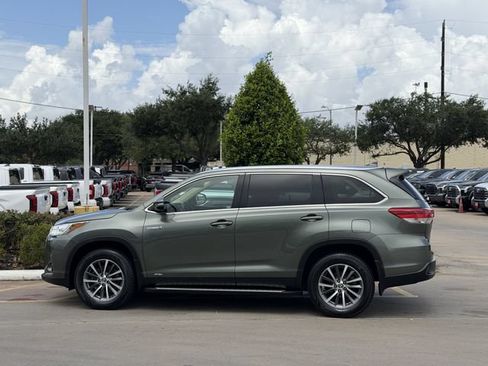 Used 2019 Toyota Highlander XLE AWD/4WD image 4