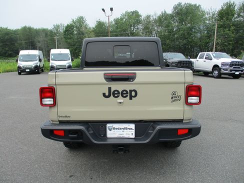 Certified 2022 Jeep Gladiator Sport AWD/4WD image 6