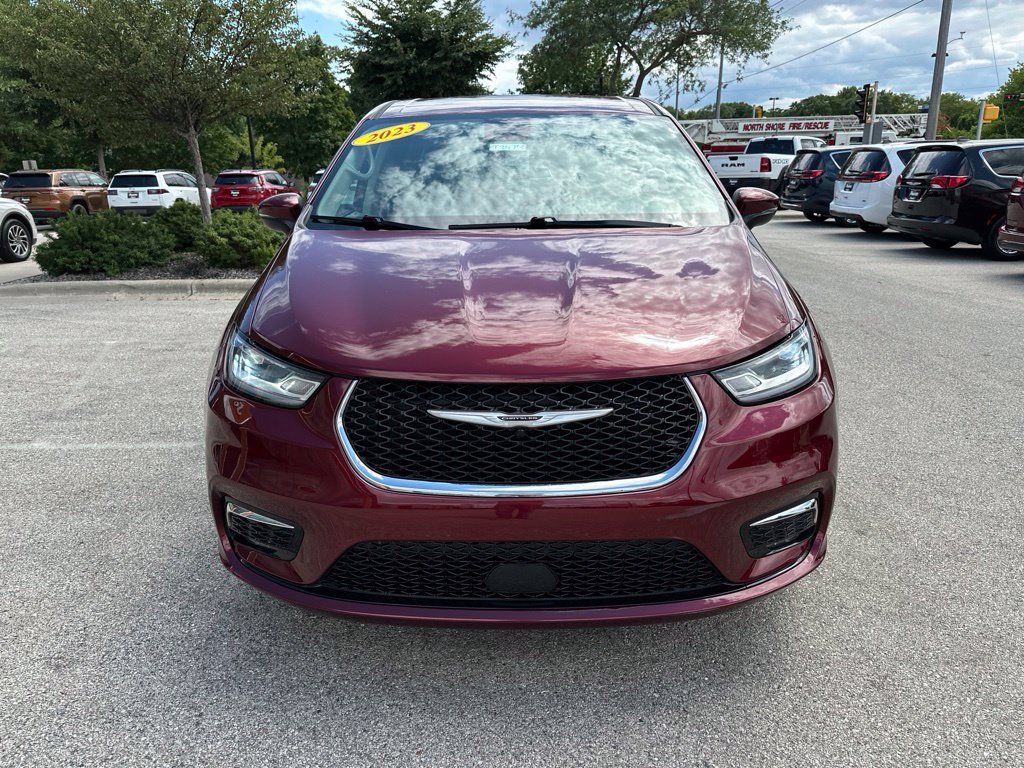 Used 2023 Chrysler Pacifica Touring-L AWD/4WD image 3