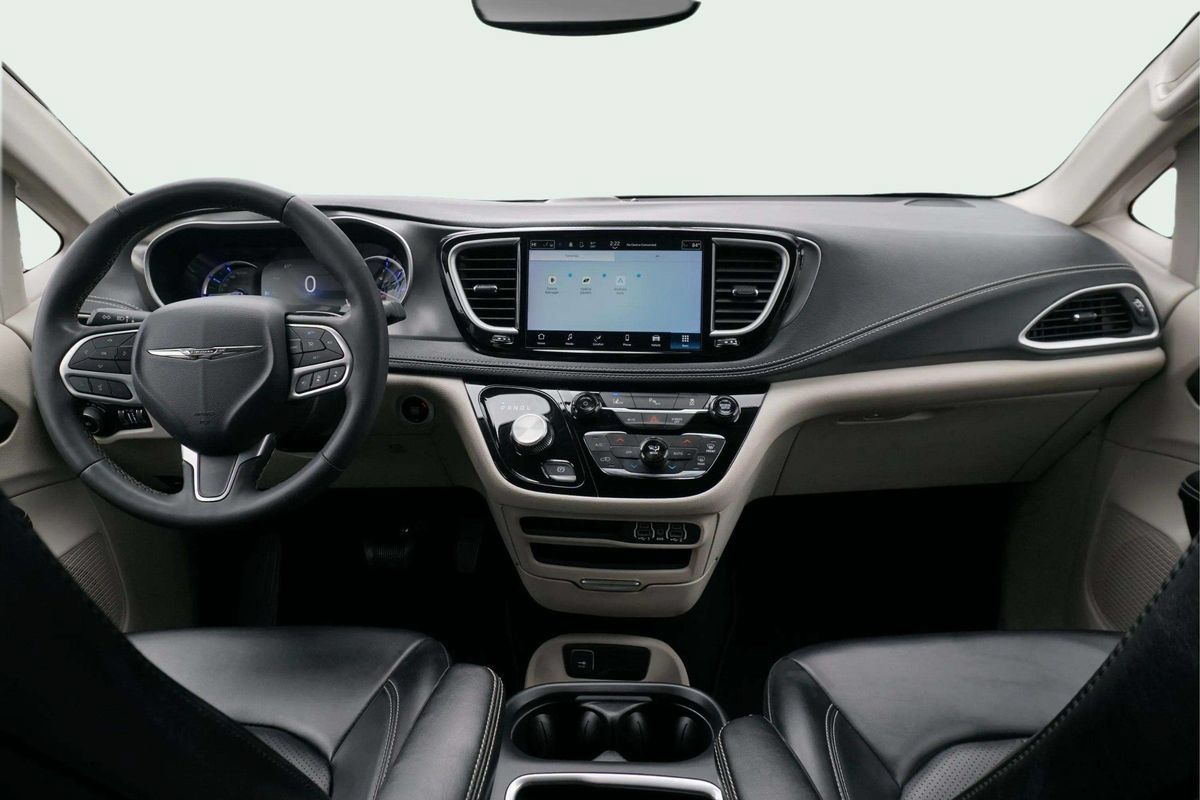 Used 2023 Chrysler Pacifica Touring-L FWD image 21