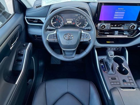 Certified 2025 Toyota Highlander XLE image 10