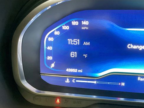 Used 2023 Chevrolet Suburban RST image 8