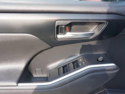 Used 2023 Toyota Highlander XLE FWD image 4