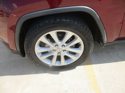 Used 2017 Jeep Grand Cherokee Limited RWD image 3