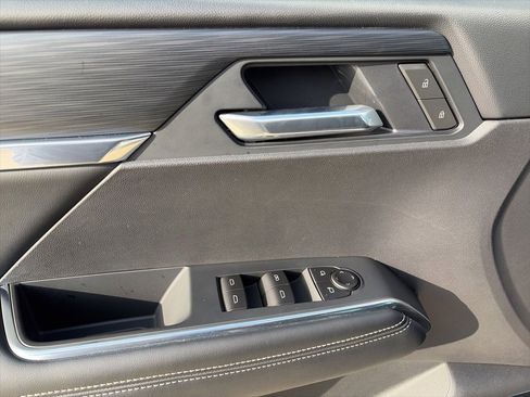 Used 2025 GMC Acadia Elevation image 17