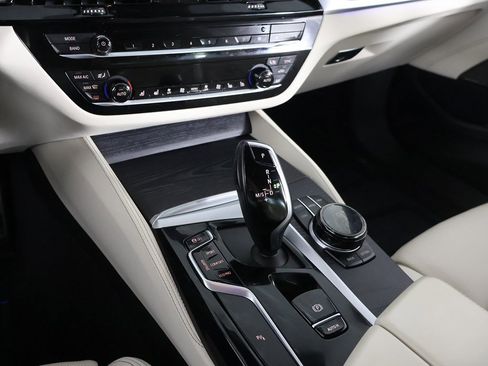 Used 2022 BMW M550i xDrive w/ Dynamic Handling Package image 55