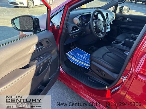 New 2026 Chrysler Pacifica Select w/ S Appearance Package image 7