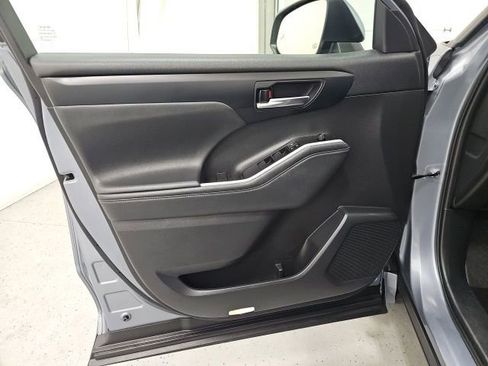 Certified 2022 Toyota Highlander XLE image 12