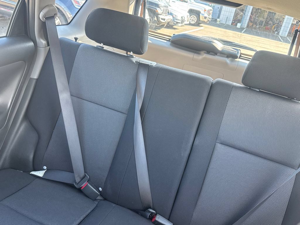 Used 2007 Pontiac Vibe w/ Preferred Package FWD image 25