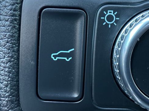 Used 2022 Ford Explorer XLT w/ Equipment Group 202A image 10