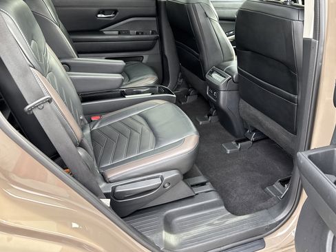 Used 2023 Nissan Pathfinder Platinum image 21