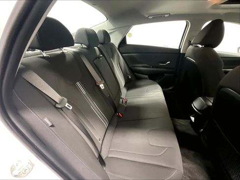 Used 2025 Hyundai Elantra SEL image 16