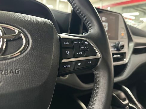Used 2024 Toyota Highlander LE AWD/4WD image 18