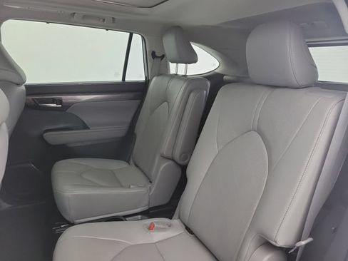 Used 2023 Toyota Highlander Platinum FWD image 14