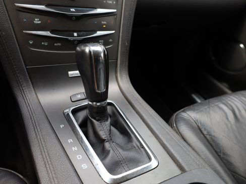 Used 2019 Lincoln MKT AWD image 5