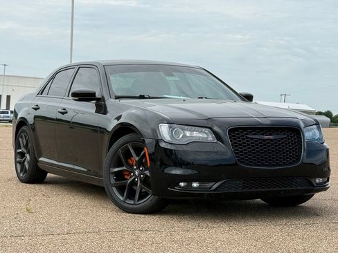 Used 2022 Chrysler 300 S RWD image 2