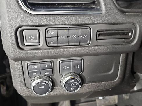 Used 2022 GMC Yukon XL SLE w/ Gmc Pro Safety Plus Package AWD/4WD image 24