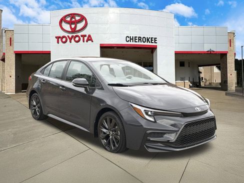 Used 2025 Toyota Corolla SE image 3