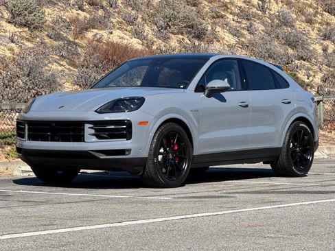Certified 2025 Porsche Cayenne S image 1